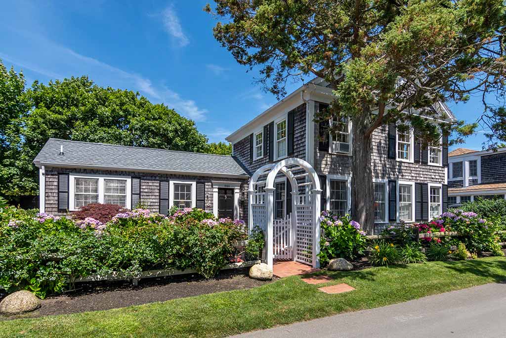 Martha's Vineyard Real Estate For Sale 56 North Summer St Edgartown MA 02539 Point B Realty Exclusive Listing For Sale