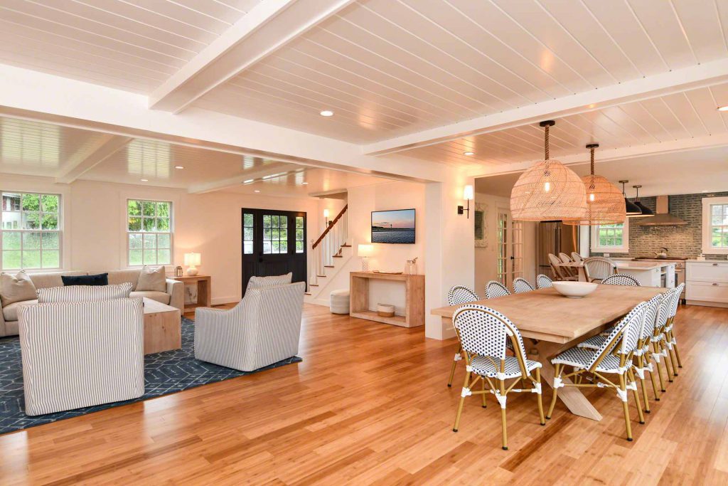 Martha's Vineyard Vacation Rentals Last-July Getaway Specials - Renovated Contemporary Colonial  with Carriage House 
Point B Vacation Rentals
Martha's Vineyard 
Edgartown
Edgartown Village
Newly Renovated 