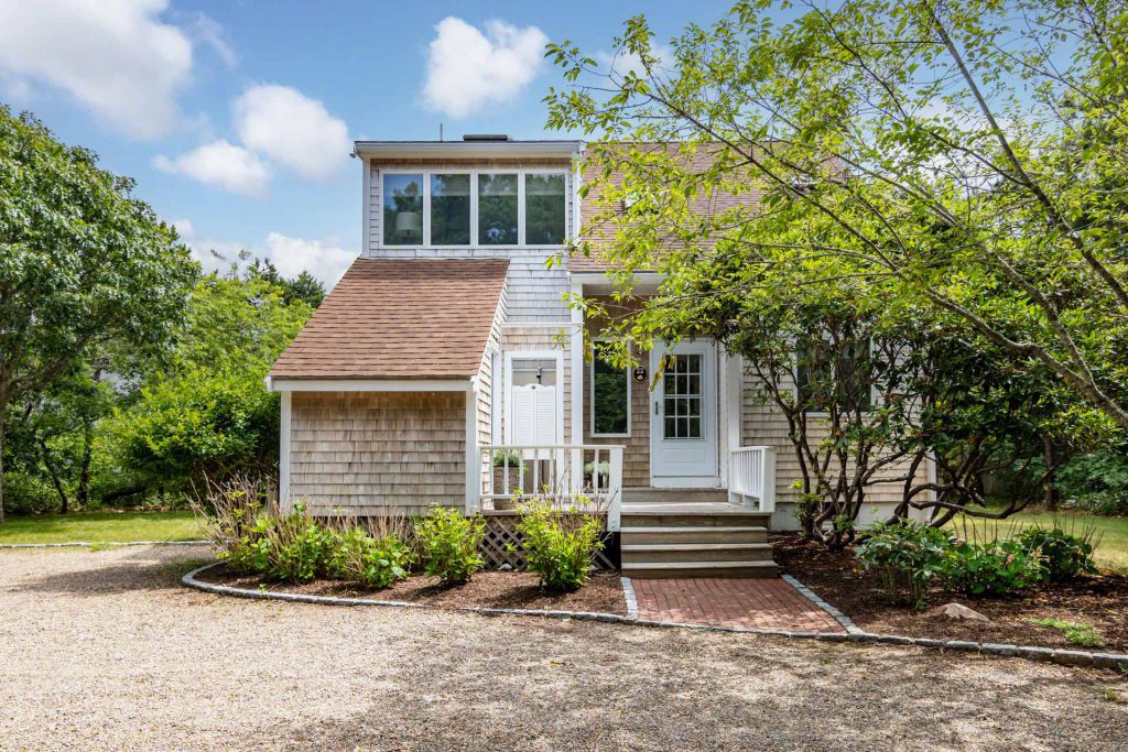 Last-Minute August Vacation Rentals On Martha's Vineyard Coastal Contemporary Near South Beach freshly renovated and renewed