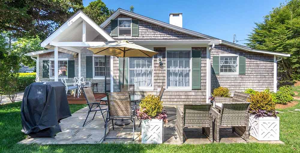 MV VACATION RENTALS WITH PEAK WEEKS IN AUGUST Quintessential Cottage in Edgartown Village With Transferable Ferry Tickets
